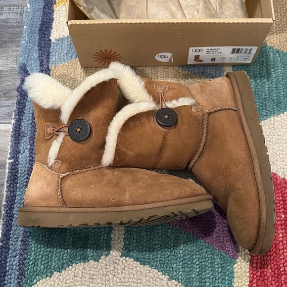 Ugg Bailey Button Boots in Chestnut size 6 - Picture 1 of 8